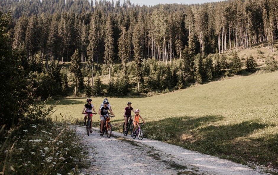Familie beim Biken durch die Berge des Salzburger Land