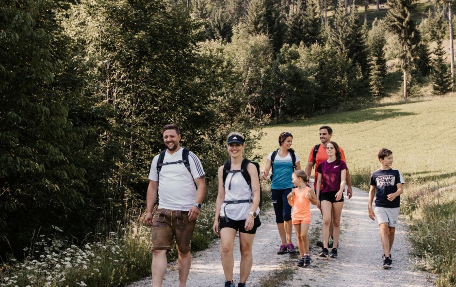 Gruppe von Menschen wandern im Gro&szlig;arltal