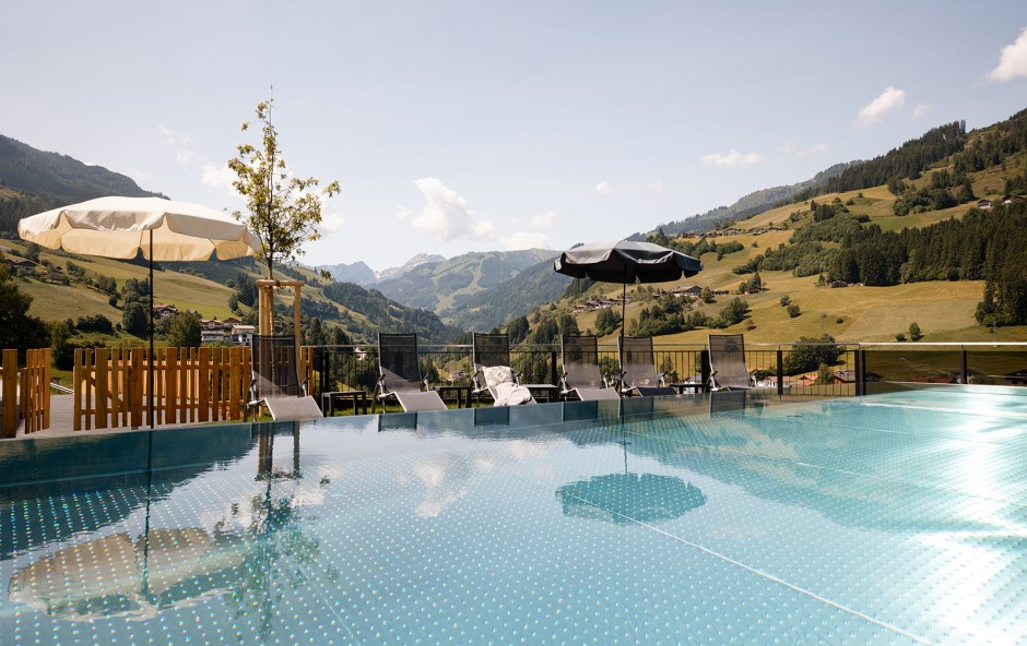 Pool im Hotel Dorfer