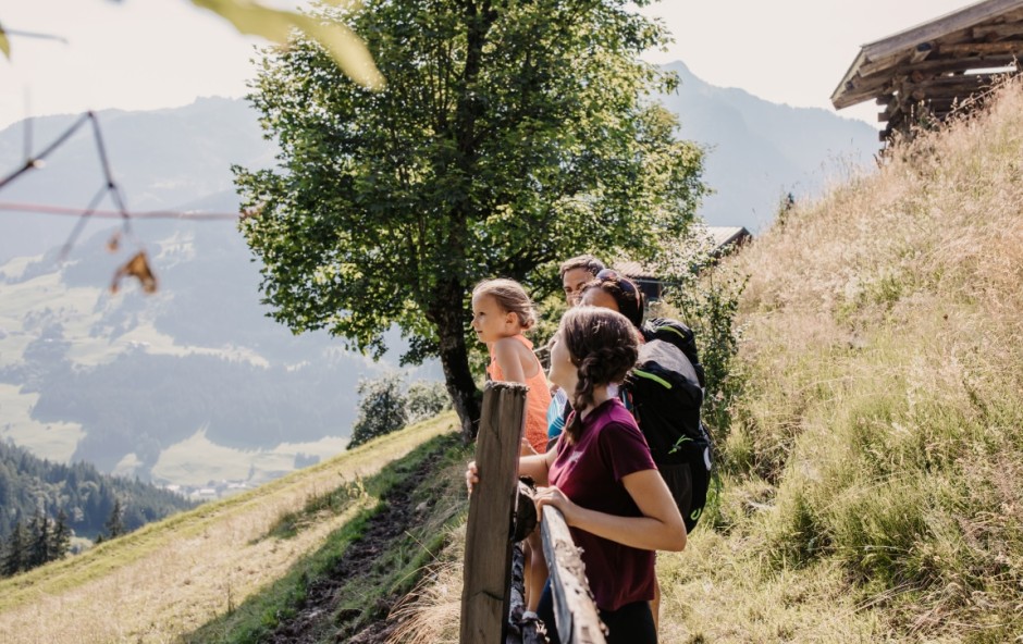 Familie genie&szlig;t den AUsblick auf die Berge im Wanderurlaub im Salzburger Land