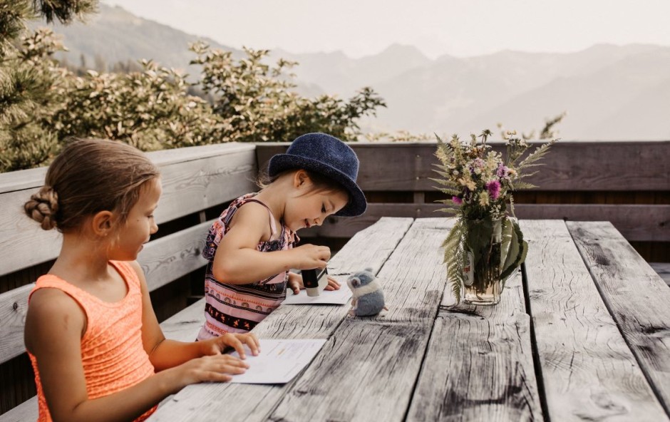 Kinder machen Rast auf der Alm